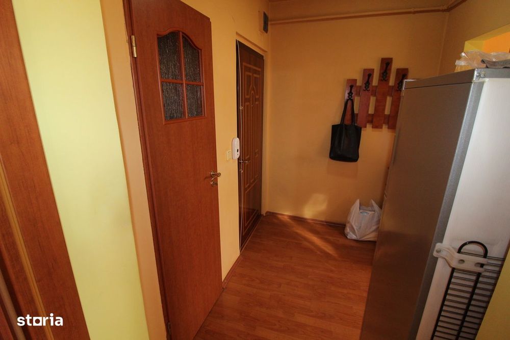 Vând apartament 2 camere în Hunedoara, zona Micro4, 45mp...