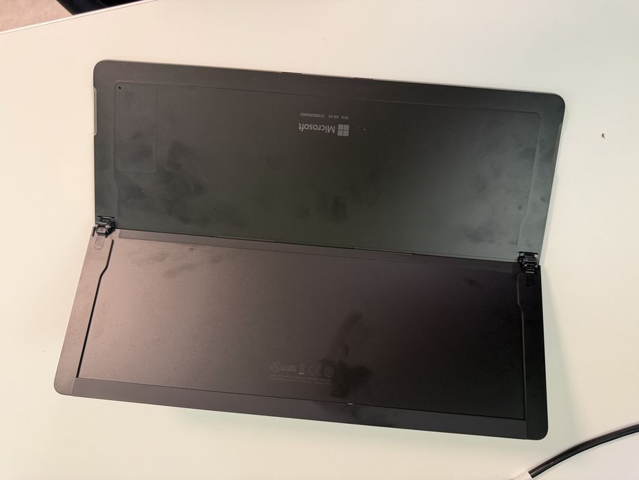 Microsoft Surface Pro X – SQ1, 8GB RAM, 128GB SSD, LTE – cutie originala