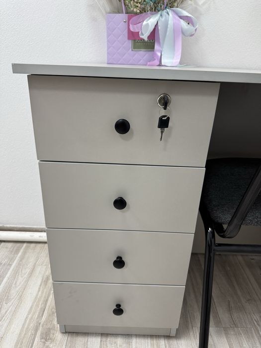 Рабочий стол с ключами для полки