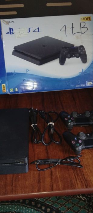 Pleyststiyon  4  slim