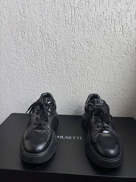 Vand adidasi Musette