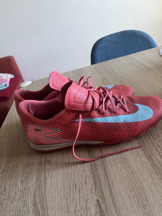 Adidasi Nike de fotbal !!!Teren sintetic !!! Marime  43 !!!