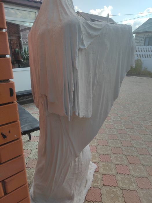 Статуя монах с фонарем