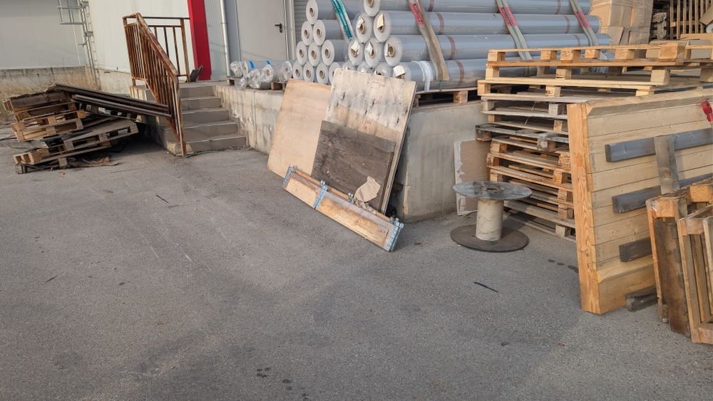 Палета и дървесина от индустриални опаковки