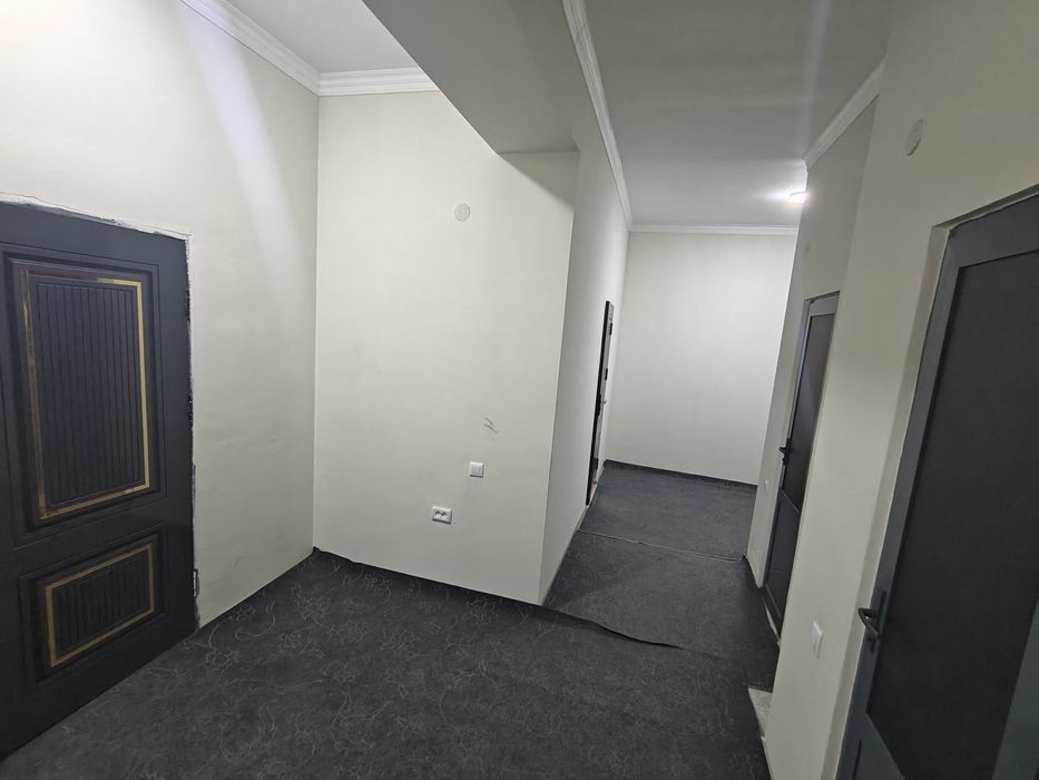 Kvartira bor 3 xonali dom 3-etaj yangi