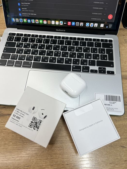Apple AirPods4.
