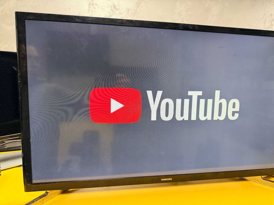 Samsung UE32J4570SS 81.3 cm (32") HD Smart TV Wi-Fi Black