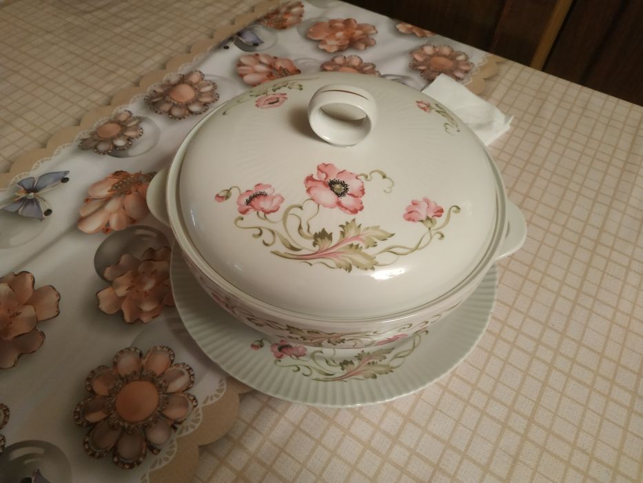 Продается фарфоровая супница с подносом.