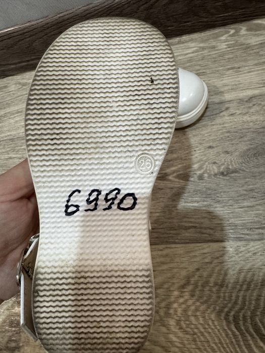 Продам туфли белые