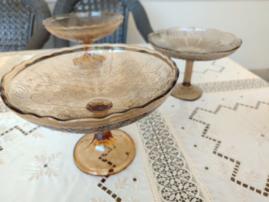 Вазочки на ножке, стекло