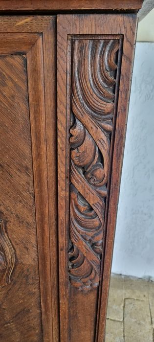 Comoda veche din lemn masiv