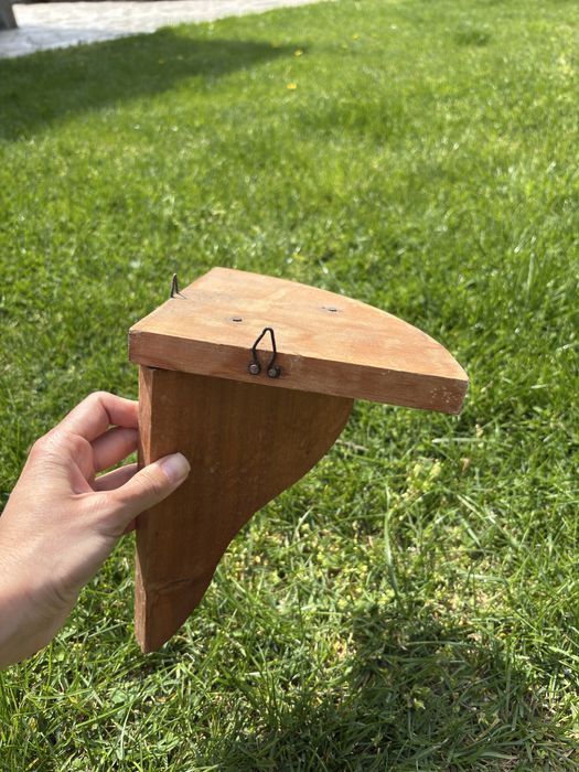 Ъглова етажерка за цретя