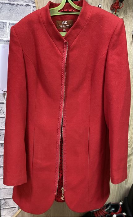 Пальто крассное