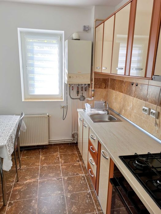 Inchiriez apartament cu 2 camere in Campina, renovat, central