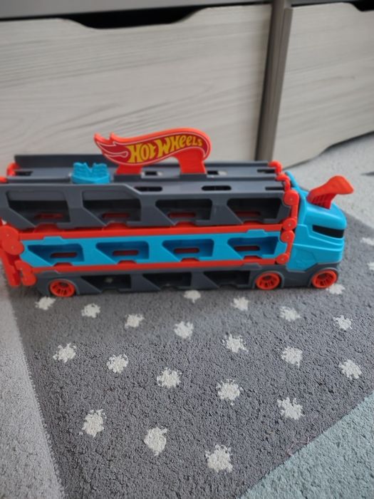 Hot wheeles 2 in 1 mega transportator mașini Pista