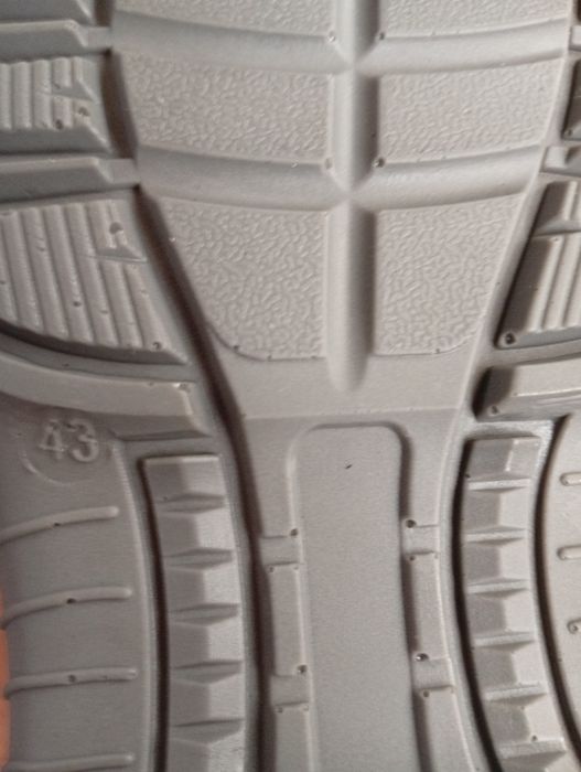 Bocanci de lucru cu bombeu