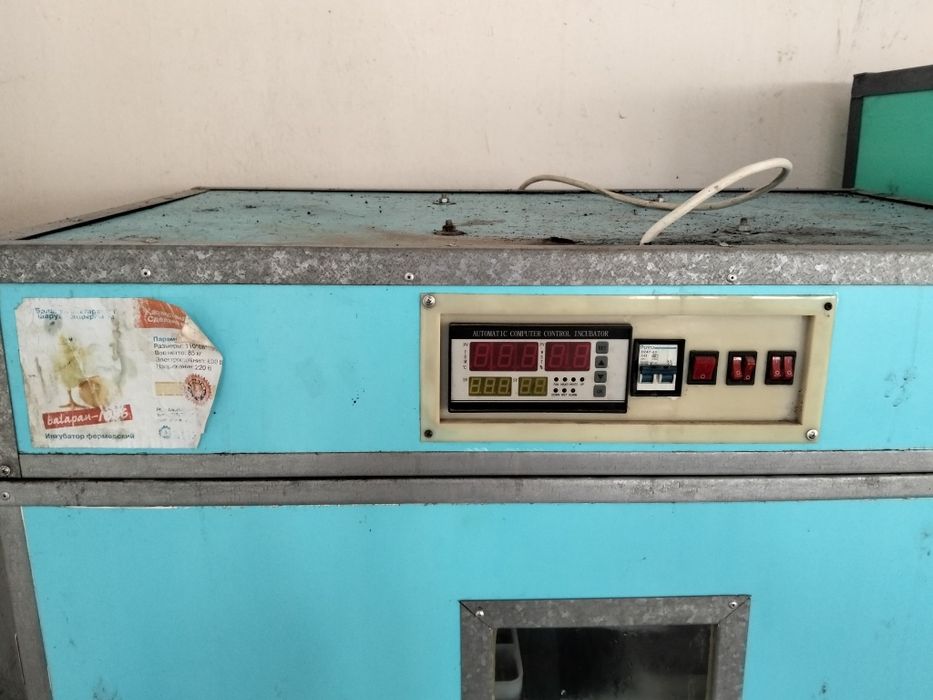 Инкубатор продам