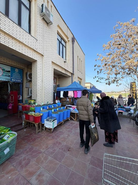 Imom al buxoriy ko’chasida joylashgan 3 qavatli do’kon sotiladi