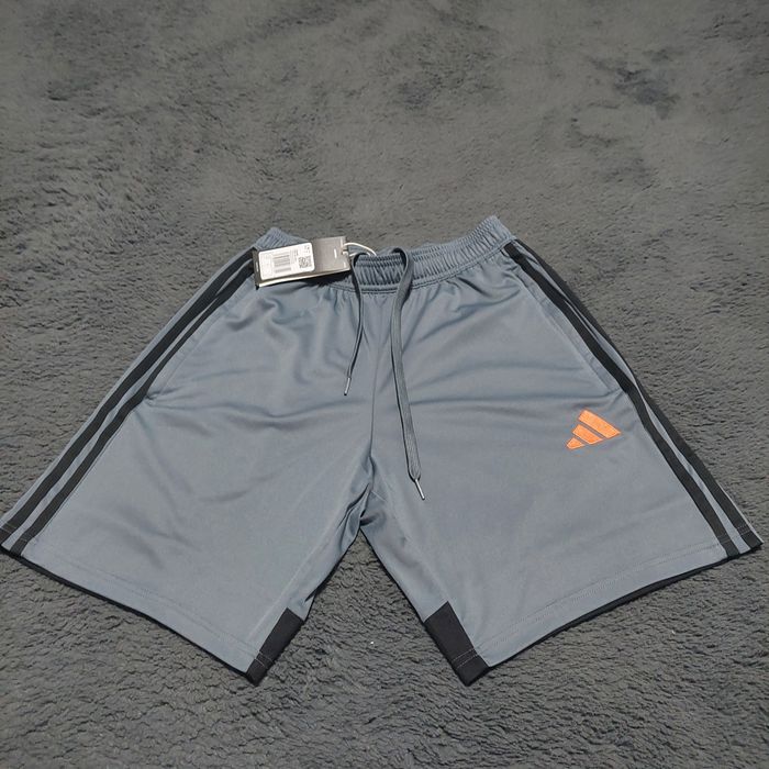 Pantaloni scurti adidas cu buzunare  cu fermoar