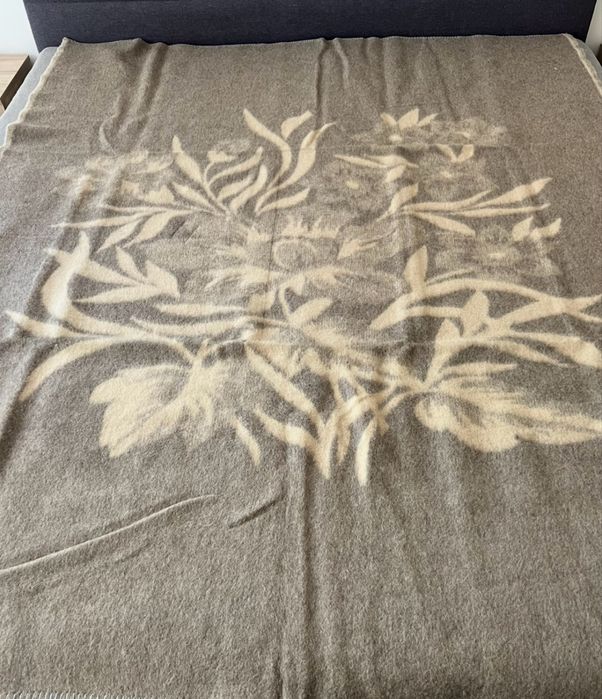 Два броя дебели вълнени одеала, двулицеви.