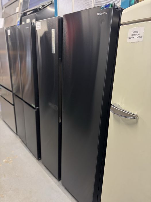 Frigider side-by-side Hisense RS677N4AFC