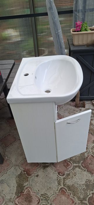 Продам раковину с тумбочкой.