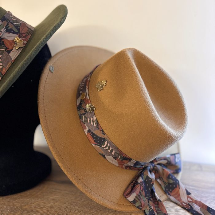 Ръчно изработена шапка в два цвята