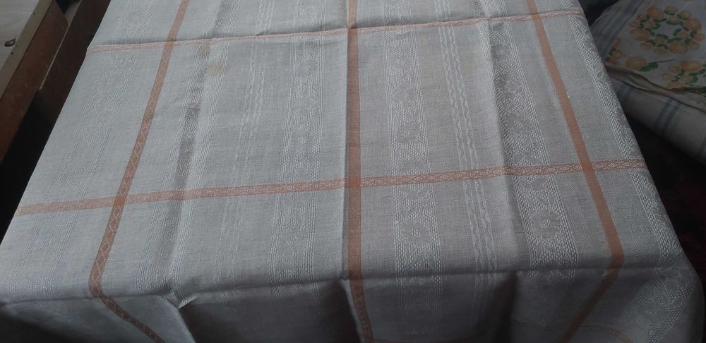 Ленена покривка за маса, нова, на практика вечна