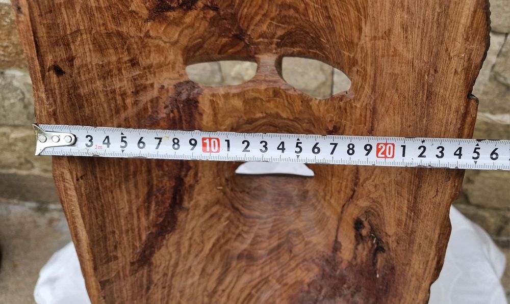 Тежка и масивна дървена маска дялана изцяло от едно цяло дърво