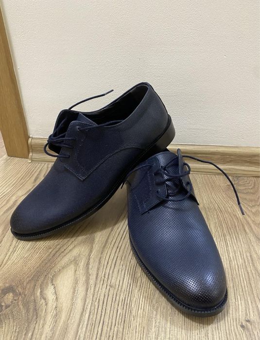 Тъмно син костюм