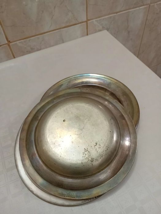 Vând farfurii din arpacaș 5 bucati+ bonus furculițe și linguri arpaca