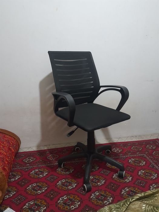 Продаются офисное кресло в рабочем состоянии.