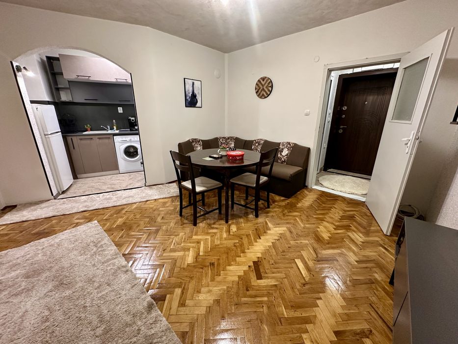 Дава се под наем Двустаен апартамент в Плевен, 9-ти квартал - 50 кв.м за 309.06 € - Снимка #1