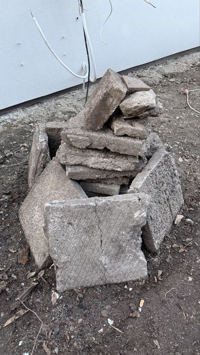 Donez Pavele si Moloz format din caramizi