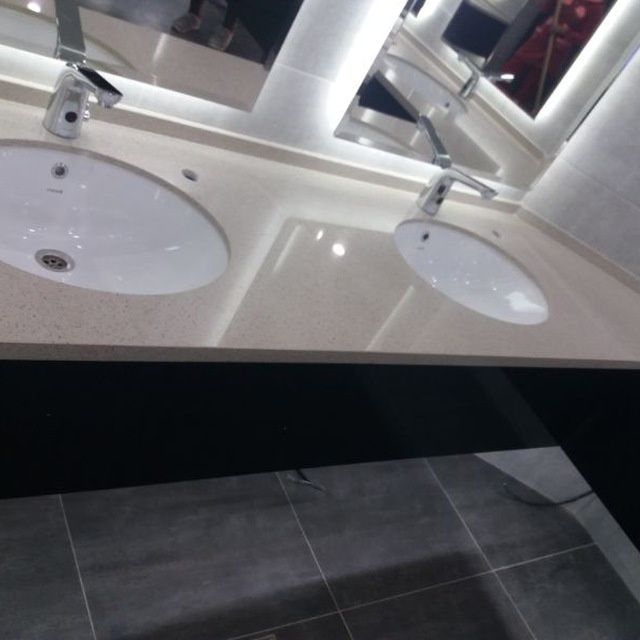 Столешница из  акриловый и кварцевый камен