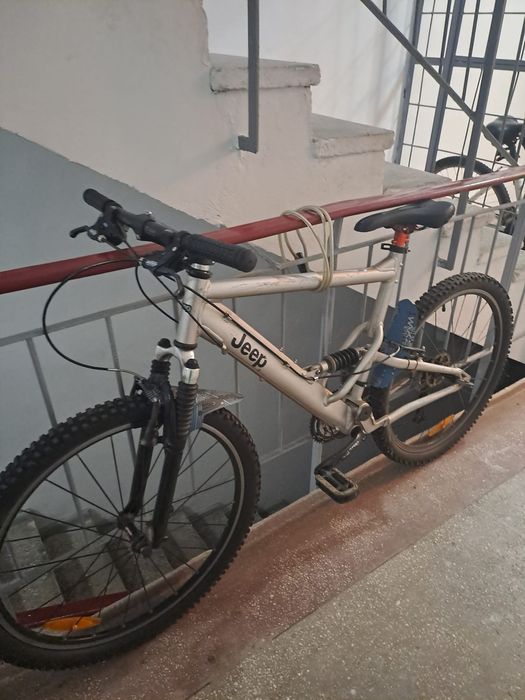 Bicicleta cu suspensii