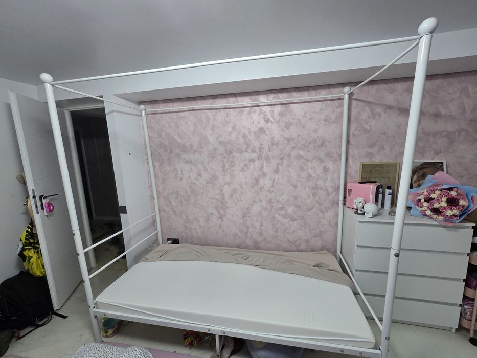 Pat cu baldachin +saltea+8 metri perdea