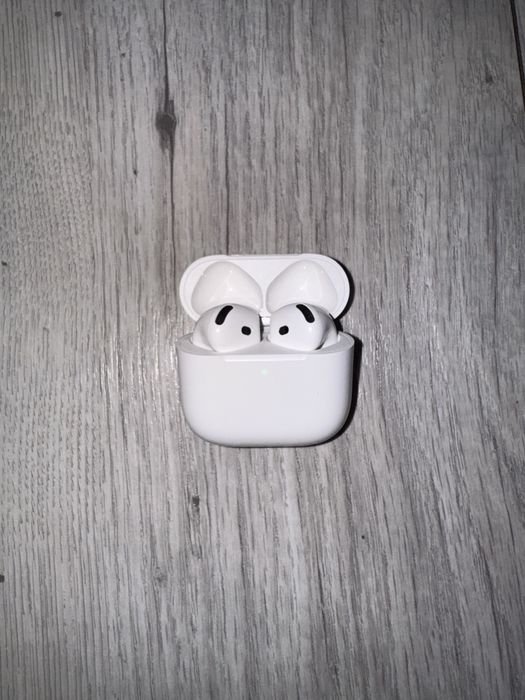 AirPods 4 Active Noise Cancellling