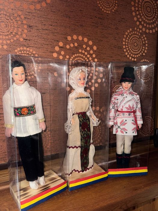 Păpuși lucrate manual în costume tradiționale românești