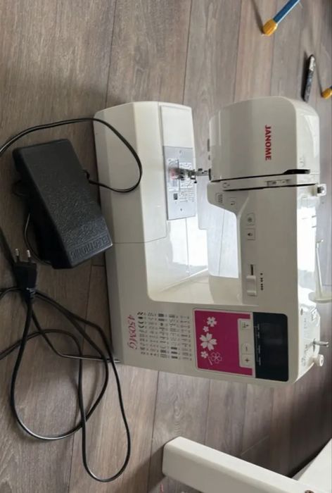 Продам швейню машинку janom 450