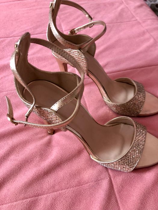 Елегантни златисти дамски  обувки