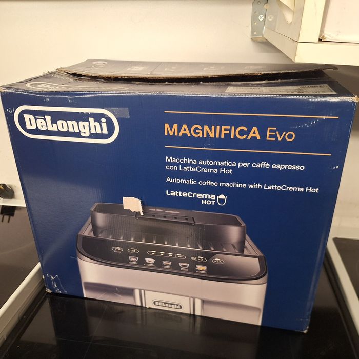 Кафе машина Delonghi Magnifica Evo  + подарък машина за чай Delonghi