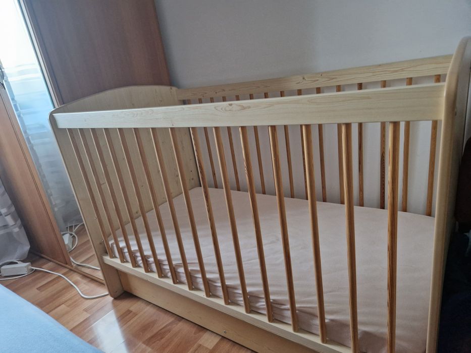 Pătuț din lemn maro deschis
