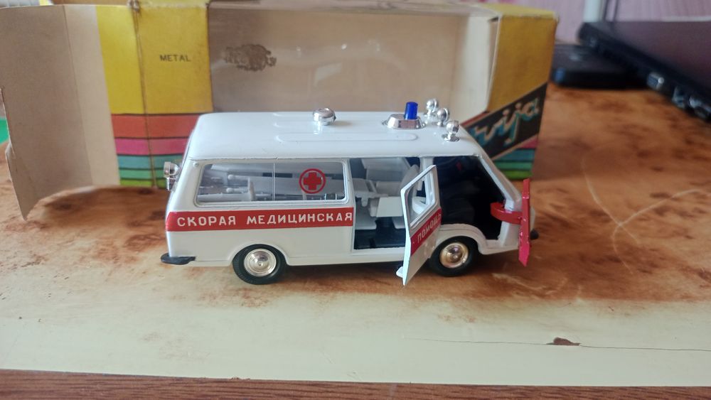 Продам машинки. 1:43