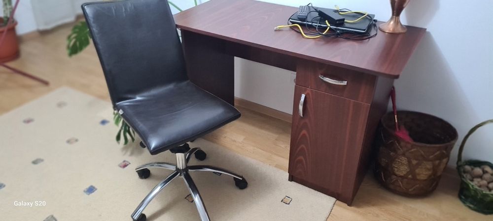 De vânzare birou +scaun de pile