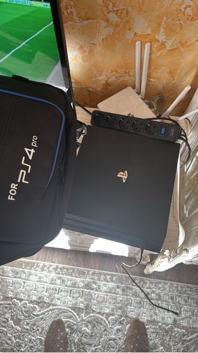 PlayStation 4 Pro 1TB + оригинальный DualShock 4