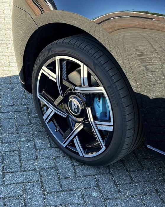 Rollc Royce Cullinan black bladhe Cullinan