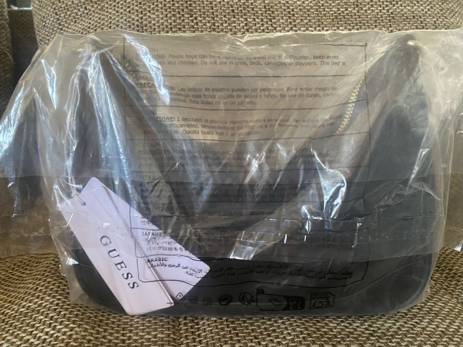 нова оригинална чанта Guess
