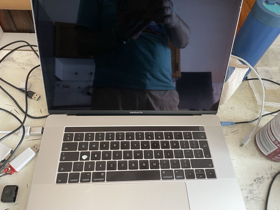 MacBook Pro 2017 - cu media Bar