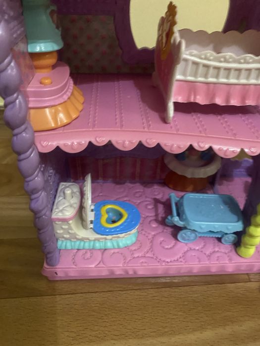 Продам кукольный домик с мебелью